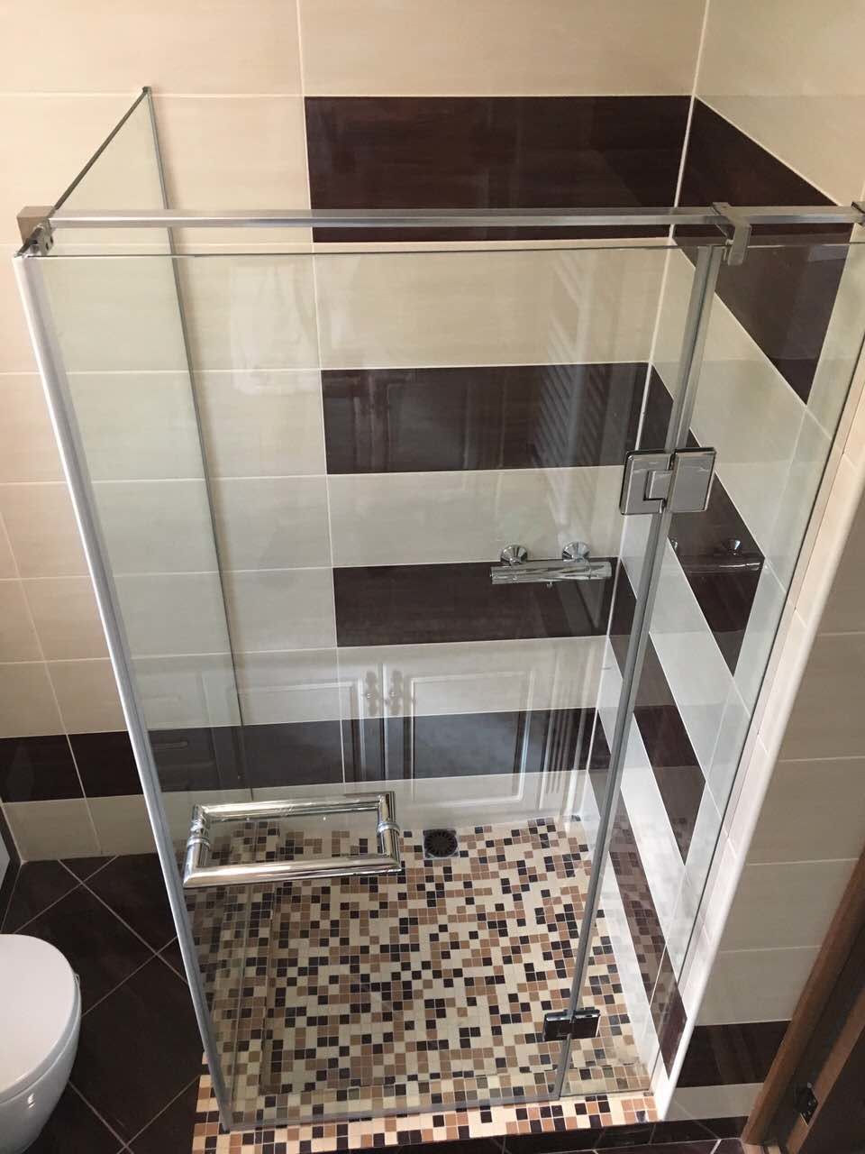 Квадратные душевые кабины из стекла