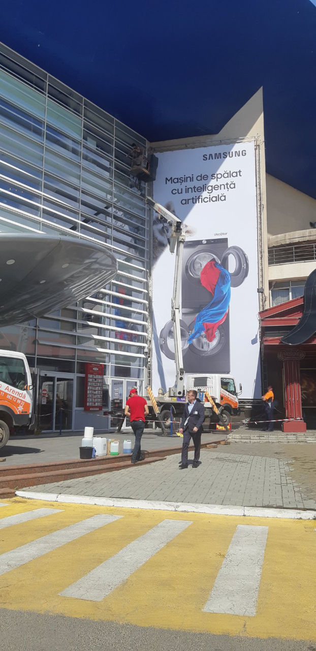 Spalare geamuri si vitrine pentru birouri si spatii comerciale, case , apartamete, vile rezidentiale foto 15