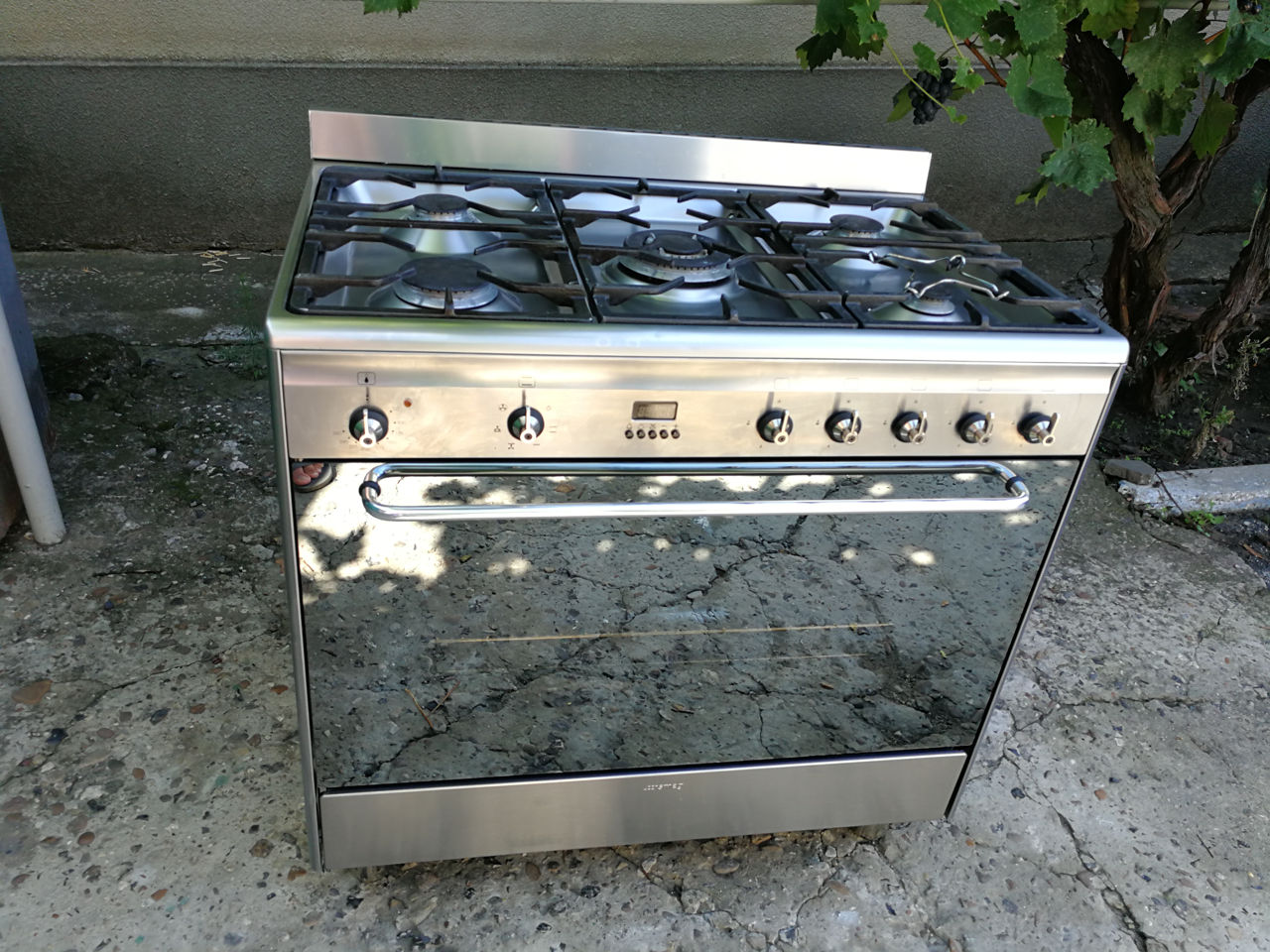 Smeg. Италия. Газовая плита с электрической духовкой.