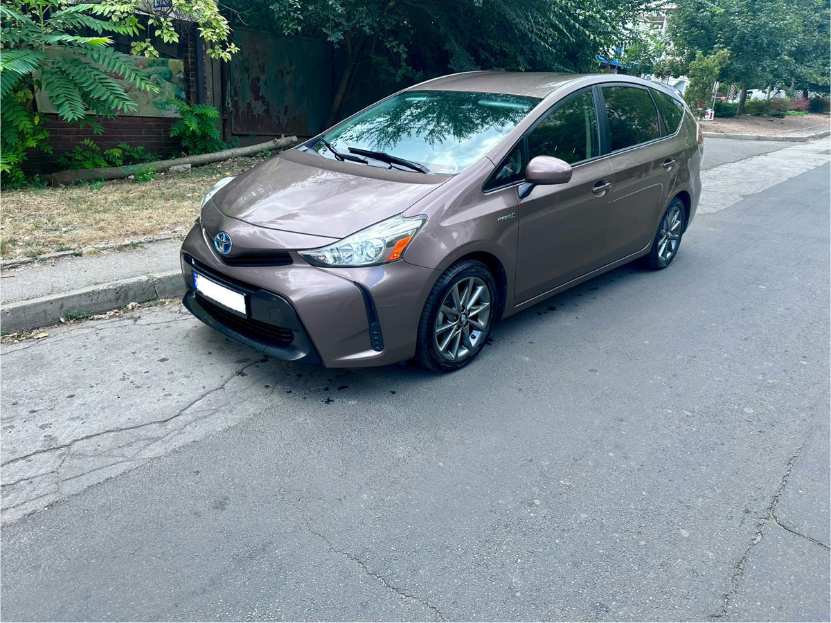 Toyota Prius v foto 2