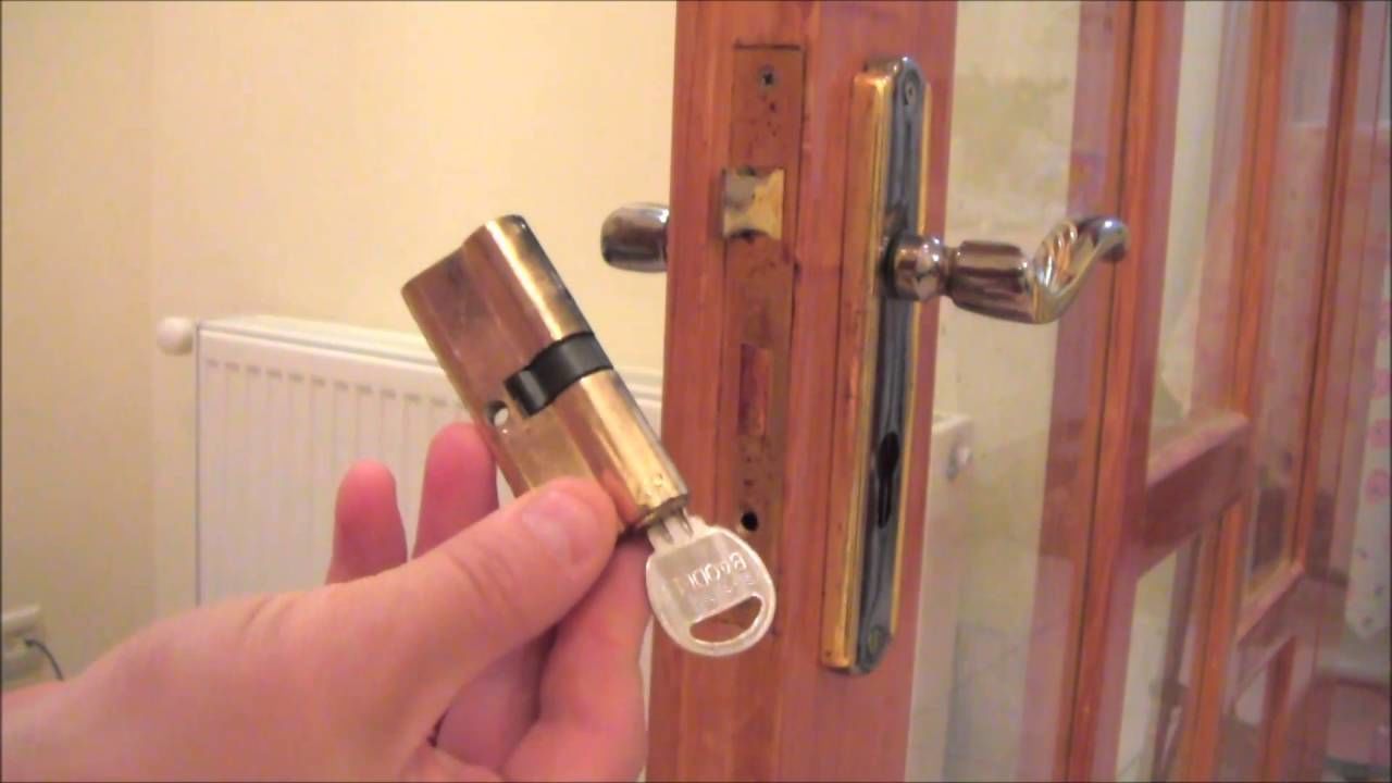 видео как поменять личинку в замке двери