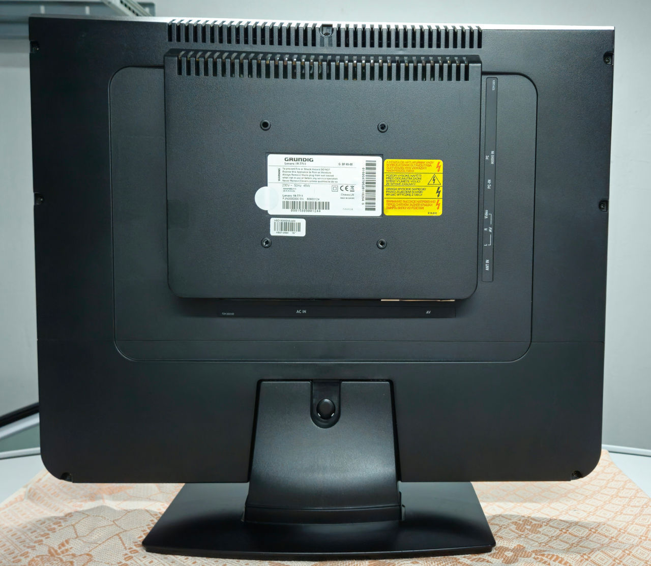 Продаем LCD телевизор Grundig Lenaro 19-7711 foto 1