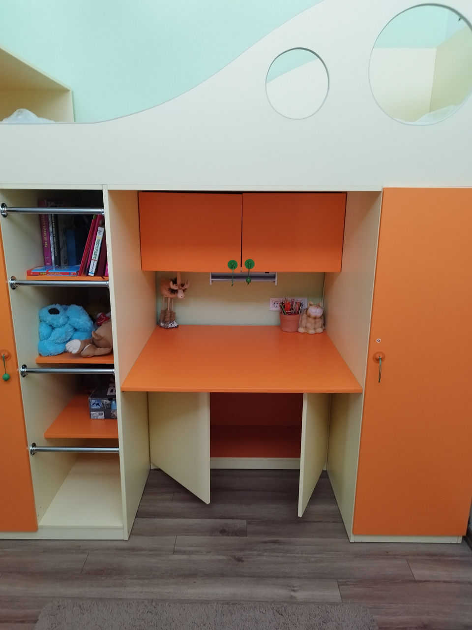 Кровать +шкаф+ стол + шкафы для игрушек