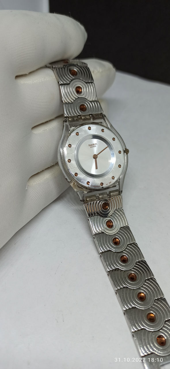 Женские швейцарские часы swatch с камушками