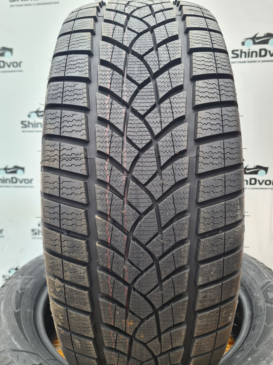 Goodyear 215/65 R16 Зима / Iarna