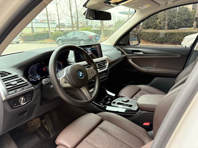 BMW iX3 фото 12