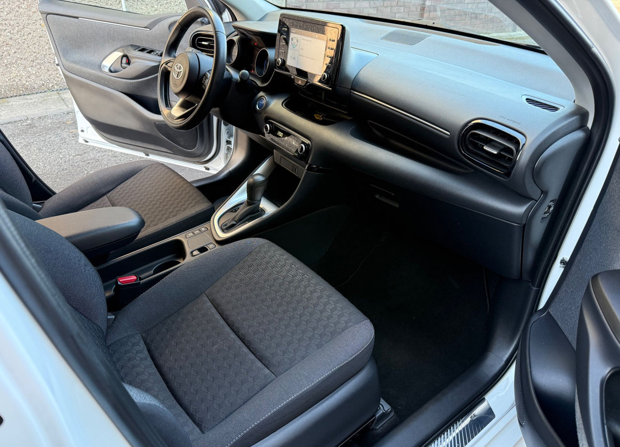 Toyota Yaris фото 18