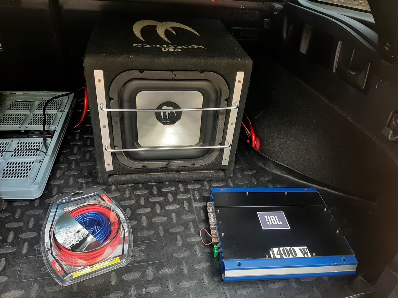 Буфер Crunch 1400w + усилитель JBL 1400w + проводка 145 евро