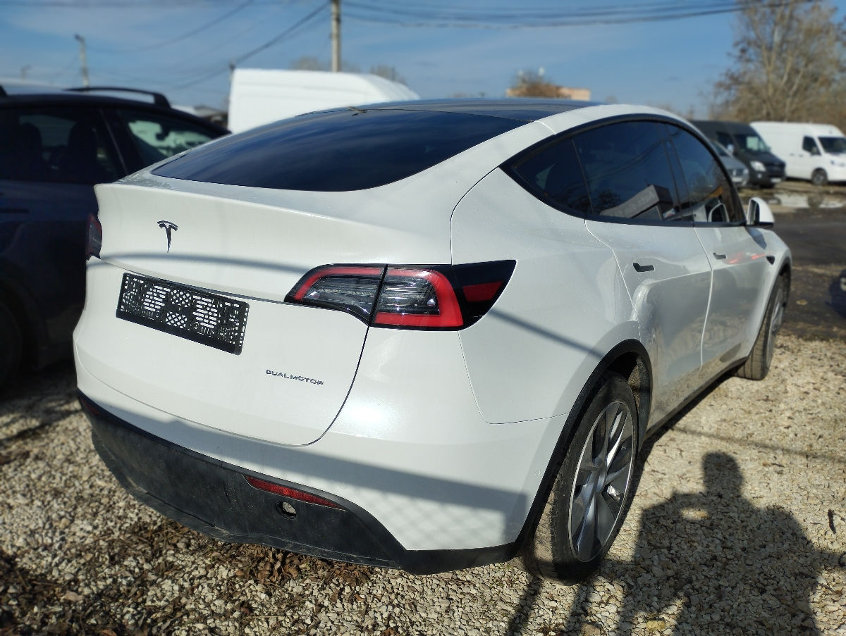 Tesla Model Y foto 3