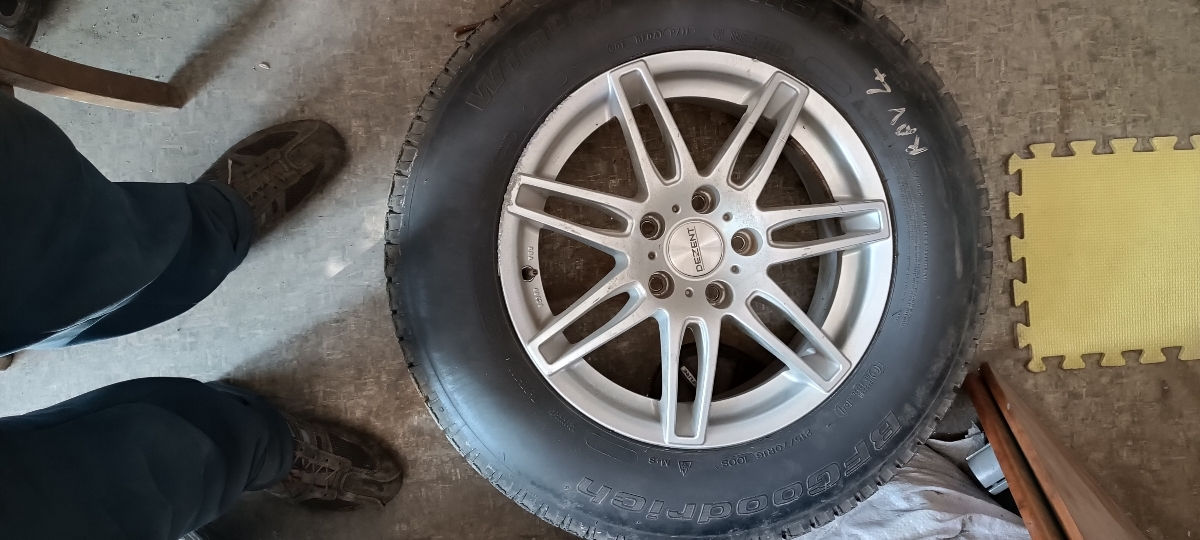 O anvelopă 215/70 R16 foto 0