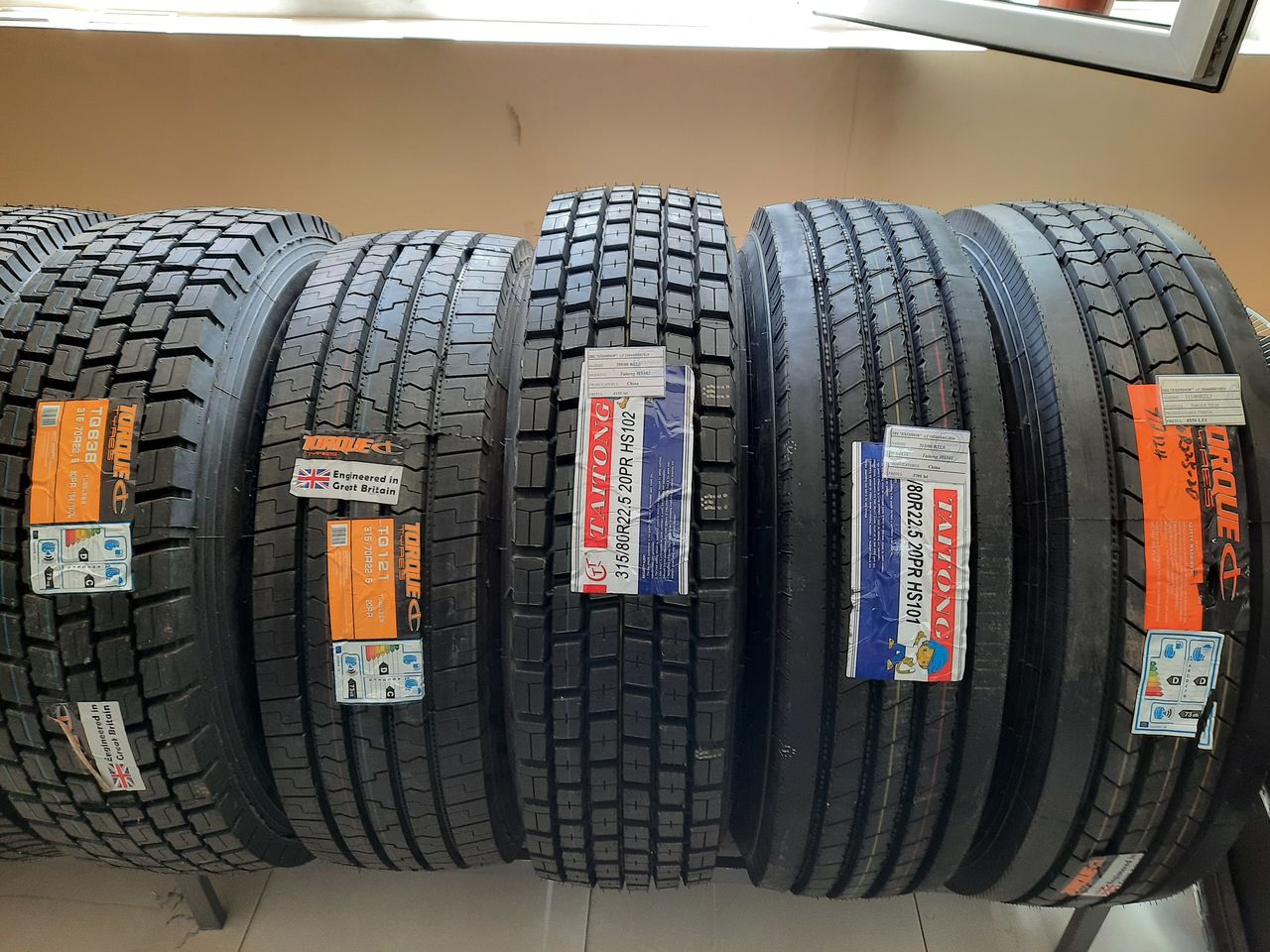 Покрышки челябинск. Taitong hs205. Hs205. Taitong 215/75 r17.5 hs205. Автошина 11r22.5 Taitong/kapsen hs205 16pr 146/143m TL.