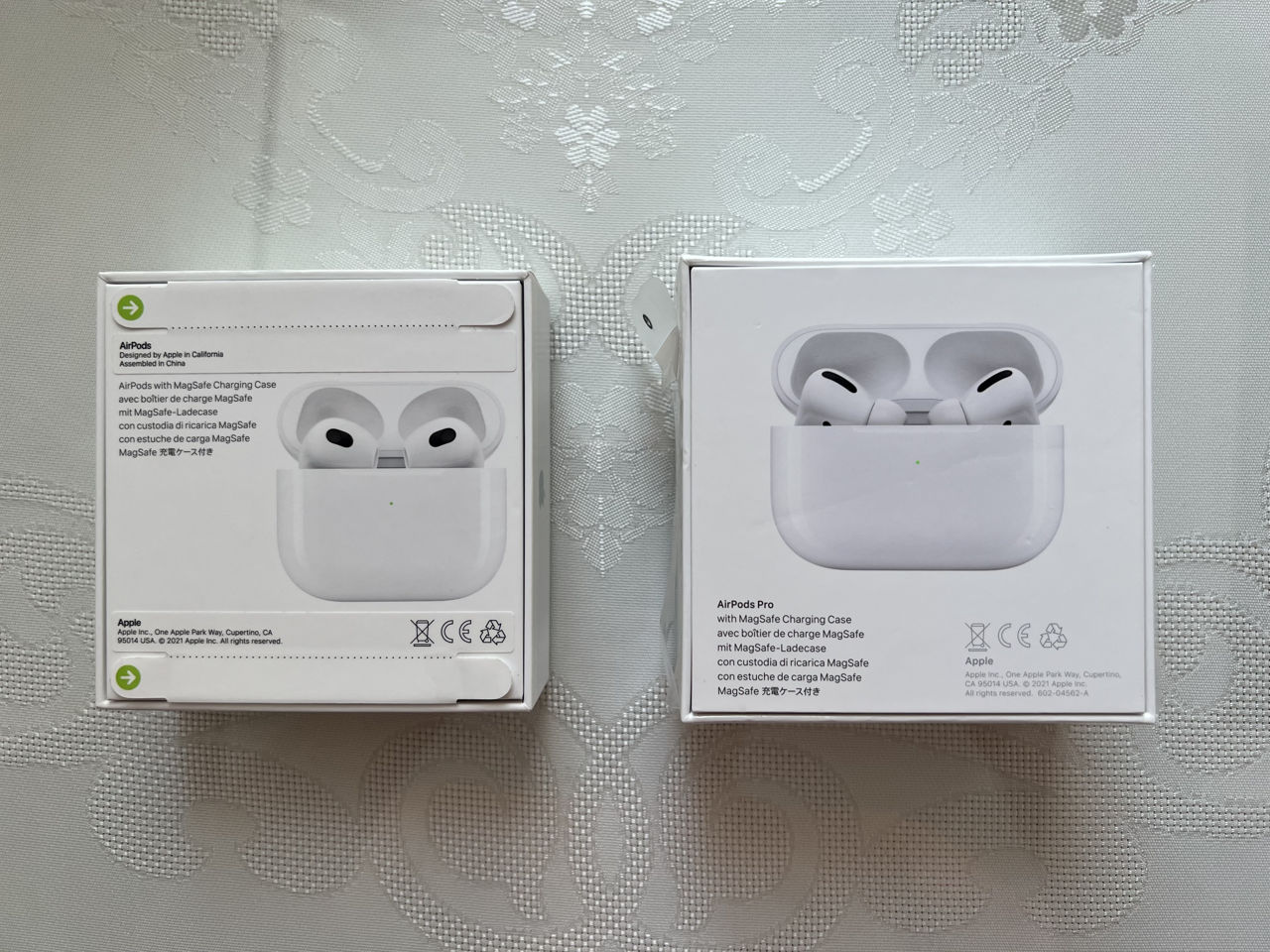 Airpods 3 разница. Air pods Pro MAGSAFE. Apple AIRPODS Pro MAGSAFE. AIRPODS Pro 2 MAGSAFE. AIRPODS 3 MAGSAFE.