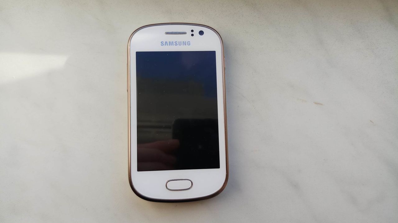 Продам 2 телефона Samsung + iPhone 4s