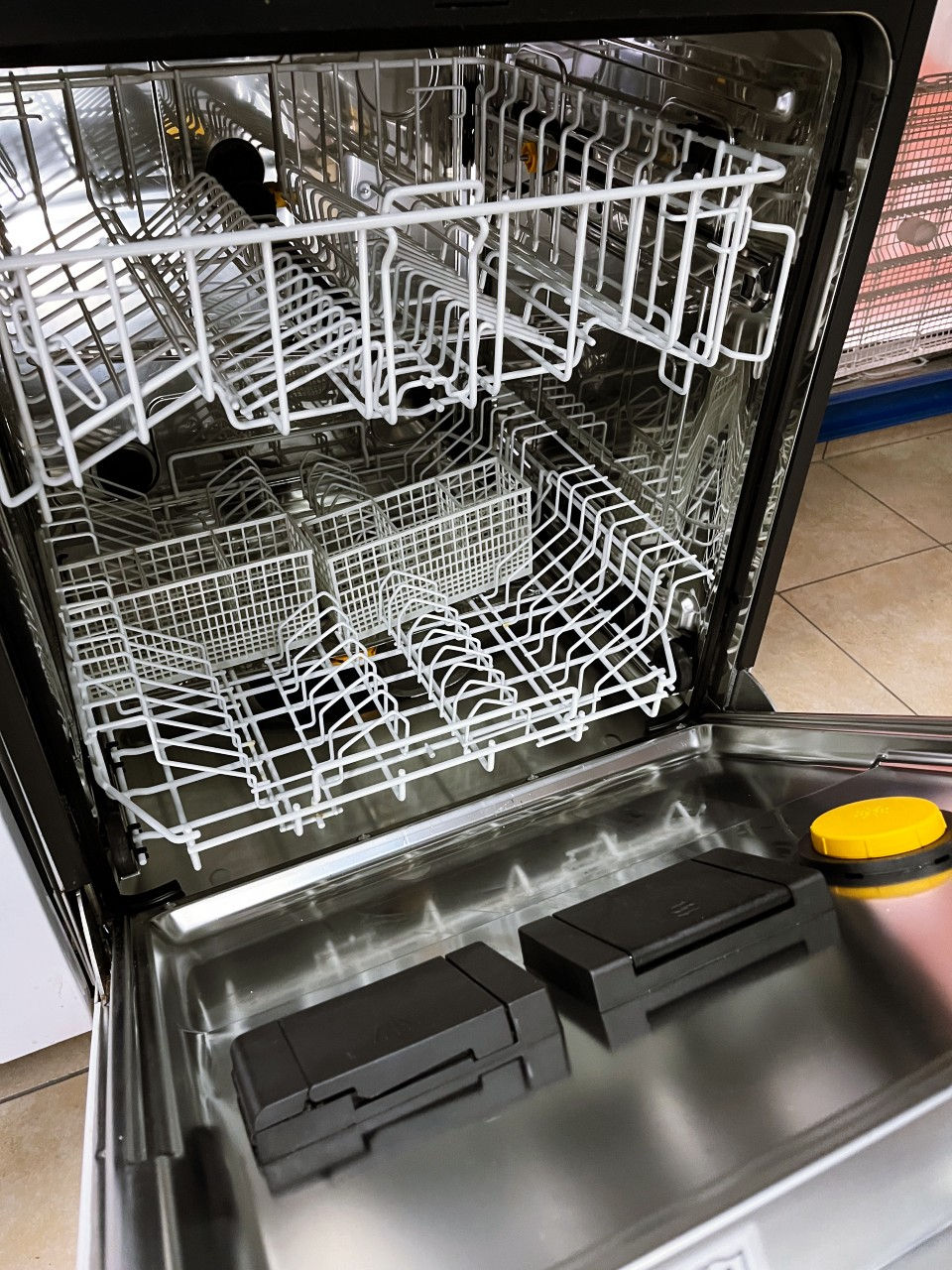 Профессиональная посудомоечная машина Miele фото 12