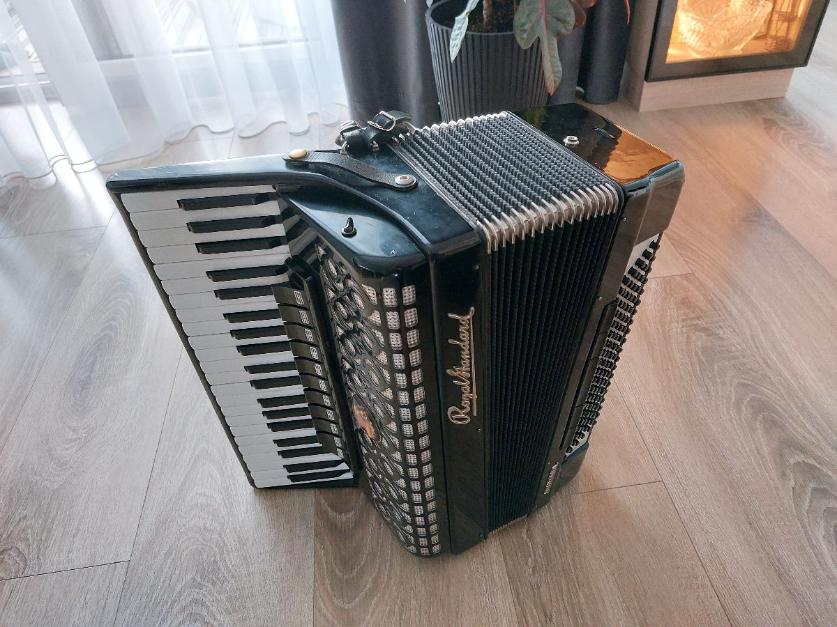 Acordeon Royal Standard -120 bași.Starea ideală. foto 3