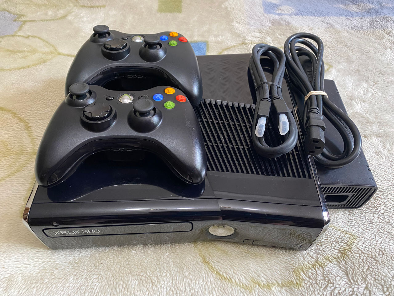 XBOX 360 S (прошивка Freeboot - 66 топовых игр). В отличном состоянии.