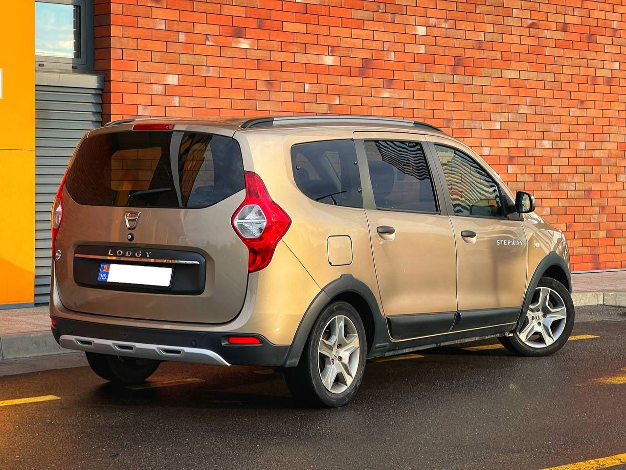 Dacia lodgy stepway 7 locuri - chirie auto - авто прокат - rent a car foto 1