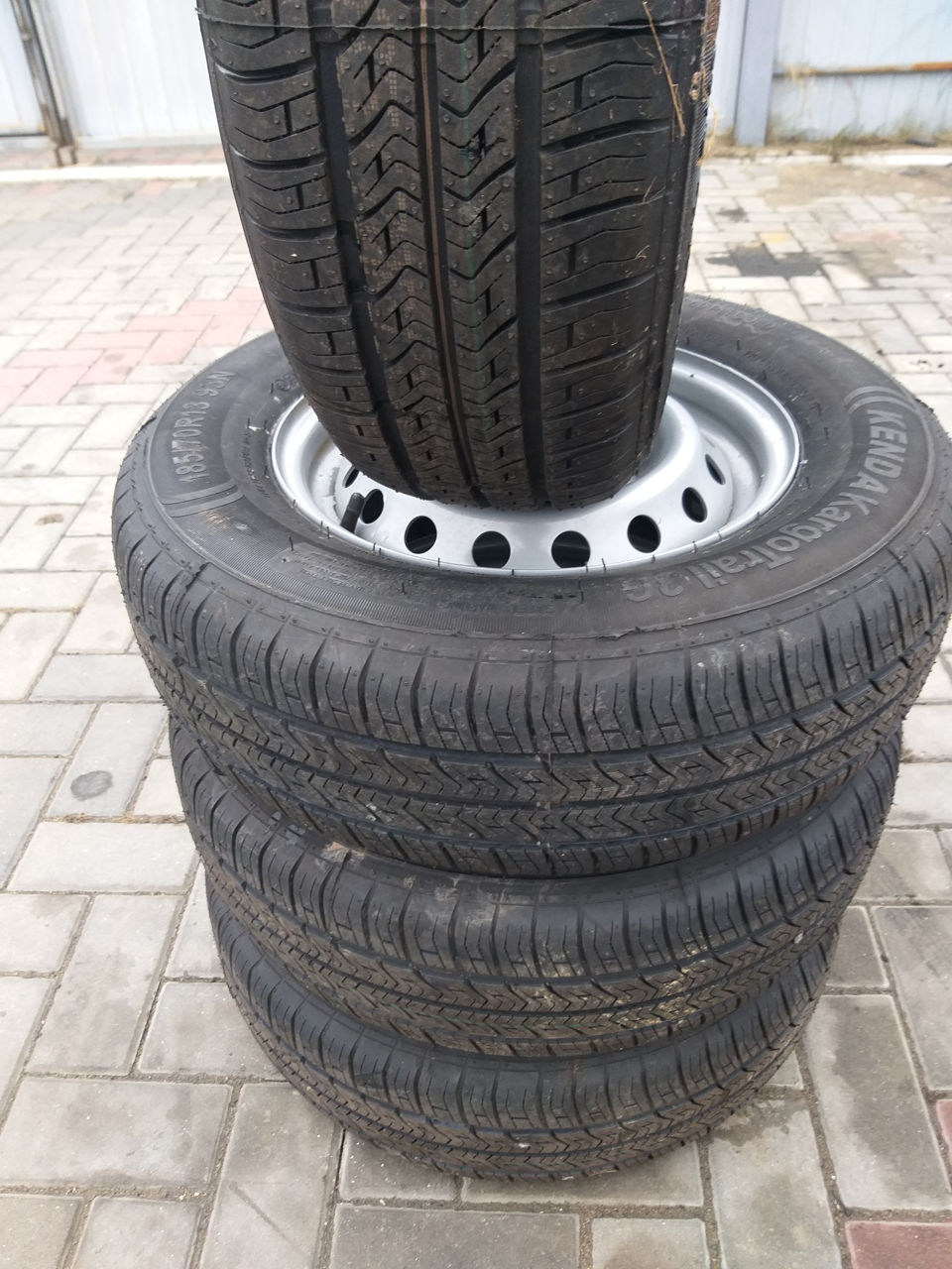 Pentru remorca,trall 185/70r13C.noi nouțe. foto 0