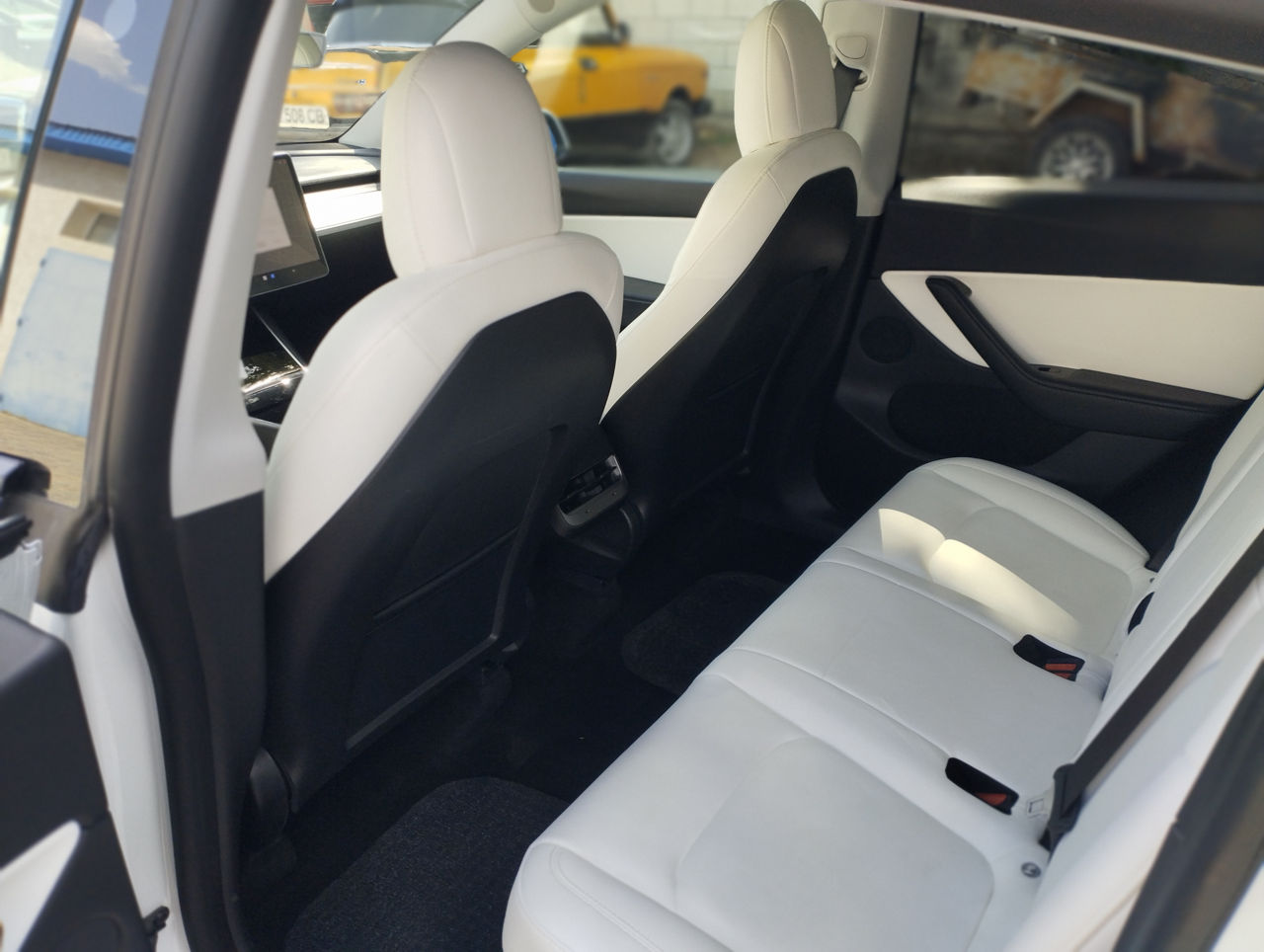 Tesla Model Y foto 1