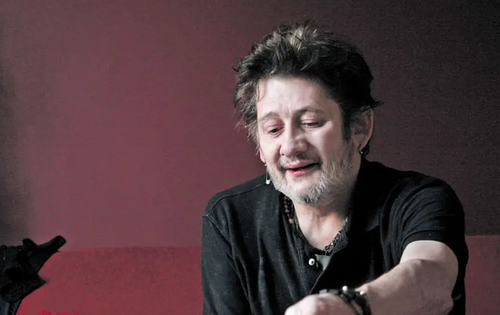 Johnny Depp va produce un documentar despre liderul trupei The Pogues
