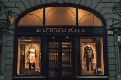 Burberry провели ребрендинг и показали первую кампанию Дэниела Ли