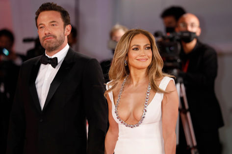 De ce au fost speciale rochiile de mireasă purtate de Jennifer Lopez