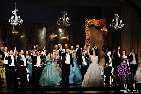 Artiștii Operei din Brașov cântă de acasă pentru public