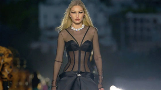 Versace провели показ осенне-зимней коллекции 2023 в Лос-Анджелесе