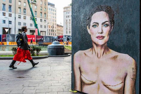 Un portret al Angelinei Jolie, atrage atenția asupra cancerului de sân