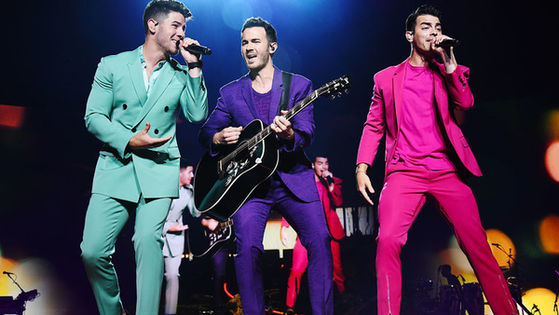 Jonas Brothers au lansat videoclipul piesei ”What a men gotta do”