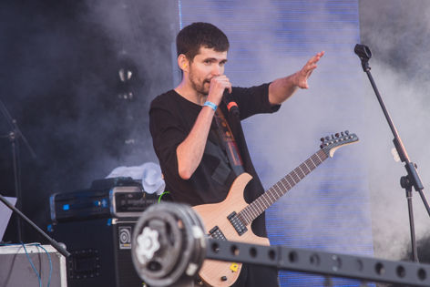 От субверсивных рифм до впечатляющих концертов: история Noize MC