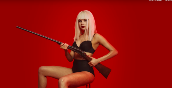 Алиса Вокс разделала плюшевых зайцев «Для инстаграма»