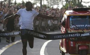 Ce se întâmplă atunci când Usain Bolt se ia la întrecere cu un mototaxi