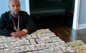 Floyd Mayweather, alături de un munte de bani