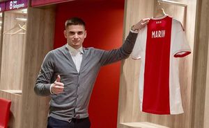 Аякс на замену уходящему в Барселону де Йонгу купил румынского игрока