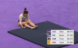 O gimnastă și-a rupt ambele picioare în timpul unui exercițiu la sol