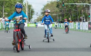 Cum înveți copilul să meargă pe bicicletă în doar 4 pași