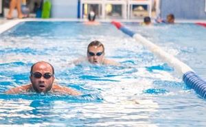 The benefits of swimming: Where to start classes in the swimming pool?