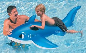 Treci în înot proba Fun Swim cu ajutorul unei saltele sau jucării gonflabile