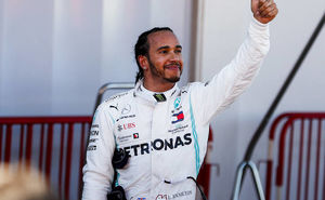 Lewis Hamilton a adus bucurie unui copil bolnav de cancer