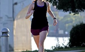 Incredibil: O femeie a alergat maratonul pe tocuri de 7 centimetri