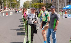Ask friends for support by counting laps at Chisinau Criterium