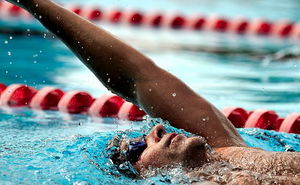 De ce să începi să practici înotul și cum s-o faci eficient