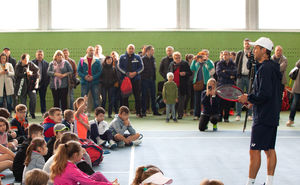 Zeci de copii au jucat tenis cu Radu Albot