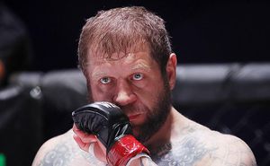 Емельяненко показал разбитое лицо после боя с Джонсоном