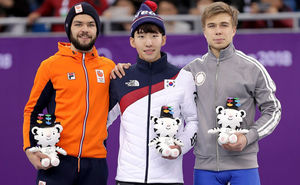 Голландский спортсмен показал средний палец на церемонии награждения