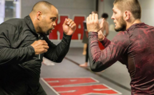 Нурмагомедов взял на болевой прием чемпиона UFC в тяжелом весе (Видео)