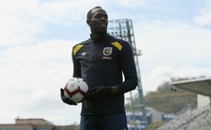 Usain Bolt îşi face debutul în fotbal
