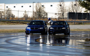 BMW осуществила дозаправку спорт седана М5 в управляемом заносе (видео)