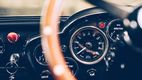 Mașina lui James Bond, în miniatură: 21 CP și o serie de gadget-uri